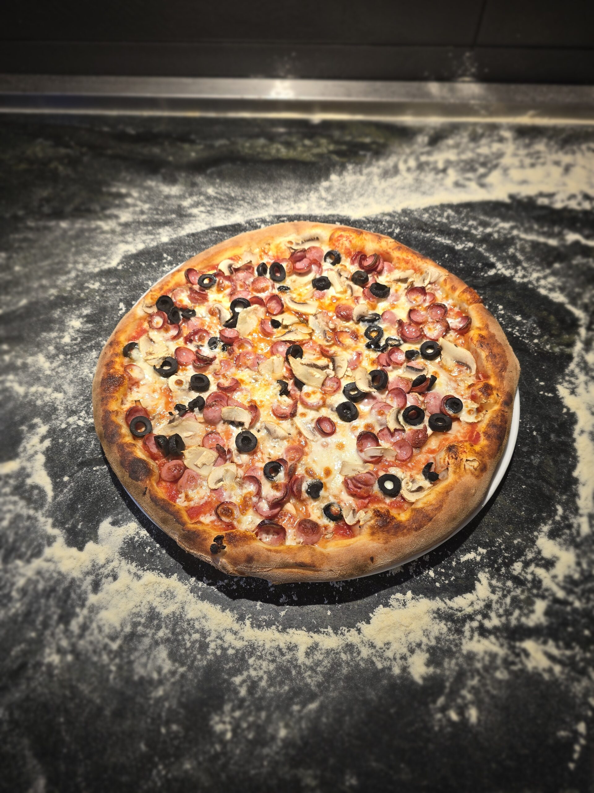 Pizza Capriciosa Afumati. Comanda acum!