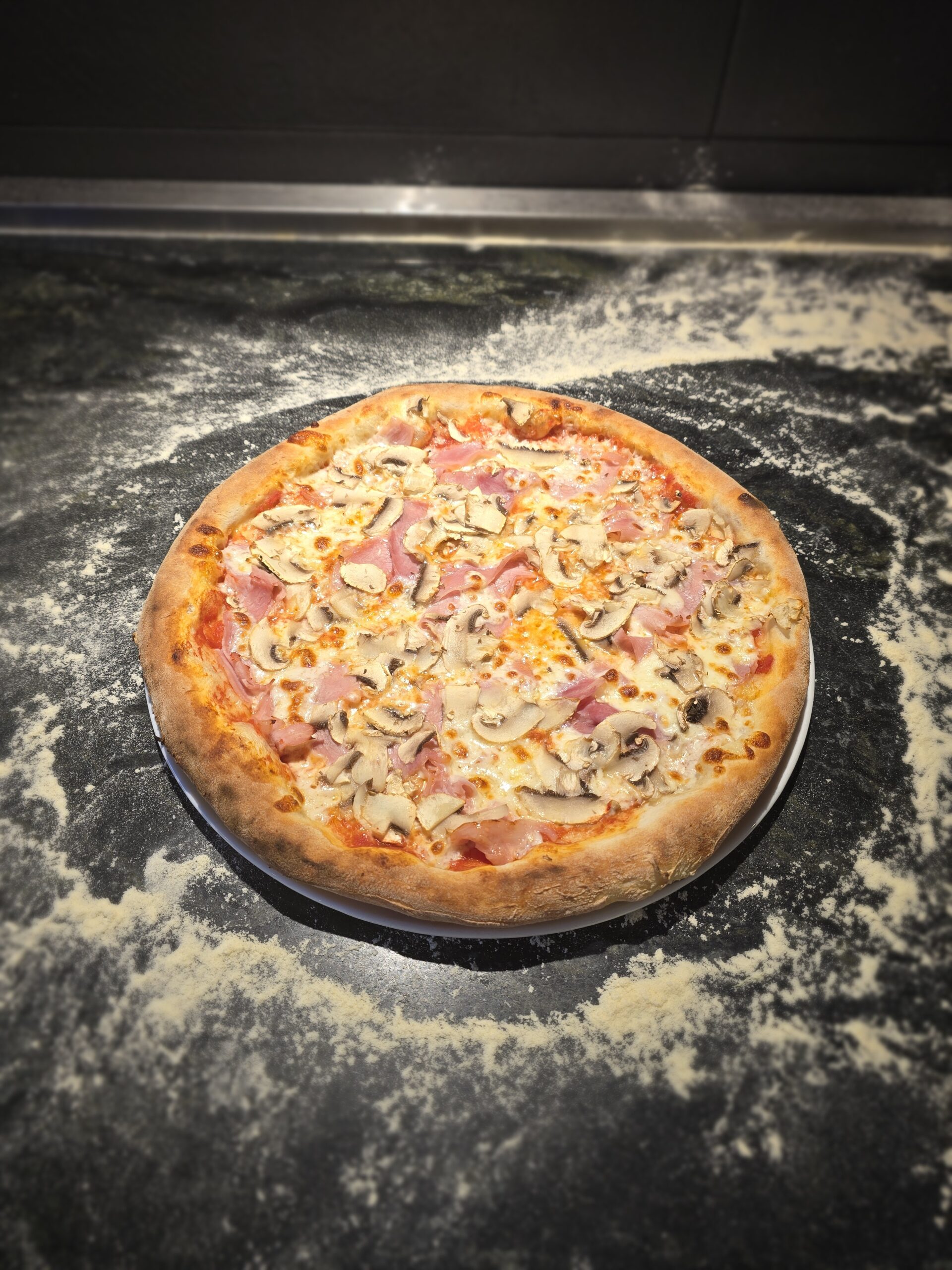 Pizza Prosciutto e funghi Afumati. Comanda acum!