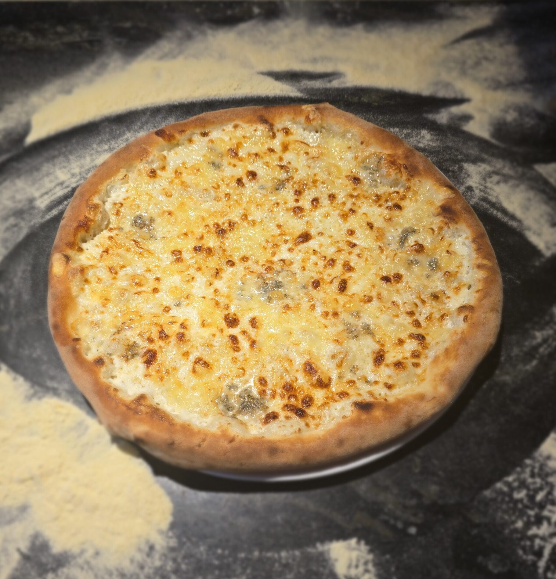 Pizza Quattro Formaggi Afumati. Comanda acum!